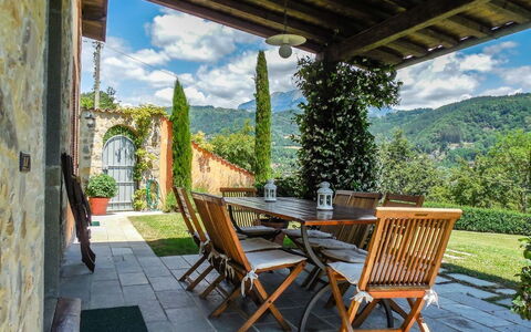 Villa Gelsomino: Fabriek, Lucht, Meubilair, Wolk, Eigendom, Blad, Azure, Tafel, Hout, Schaduw