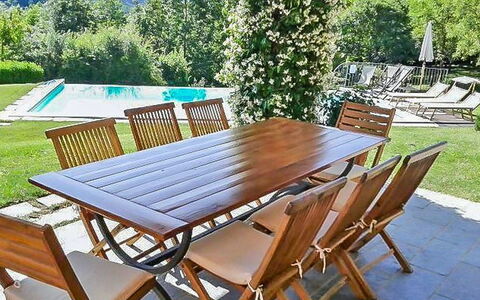 Villa Gelsomino: Tafel, Meubilair, Groen, Stoel, Buitentafel, Hout, Boom, Buitenmeubels, Rechthoek, Schaduw