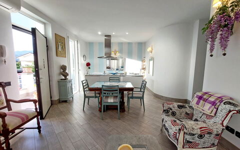 Appartamento Mare Azzurro: Tafel, Meubilair, Eigendom, Fotolijst, Gebouw, Bankstel, Stoel, Huis, Interieur Ontwerp, Geel