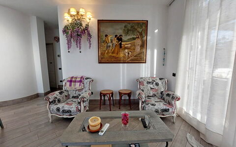 Appartamento Mare Azzurro: Tafel, Meubilair, Eigendom, Stoel, Hout, Gebouw, Interieur Ontwerp, Architectuur, Fotolijst, Verdieping