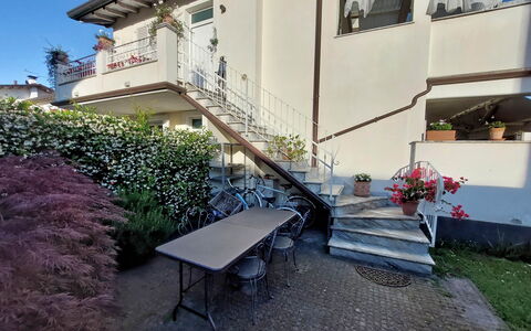 Appartamento Mare Azzurro: Fabriek, Gebouw, Eigendom, Venster, Huis, Architectuur, Schaduw, Buitenmeubels, Muur, Weg Oppervlak