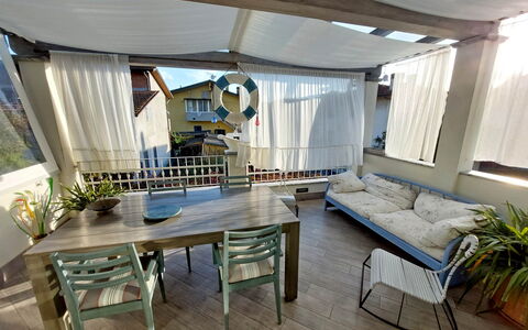 Appartamento Mare Azzurro: Tafel, Meubilair, Fabriek, Bankstel, Azure, Kamerplant, Schaduw, Hout, Woonkamer, Verdieping