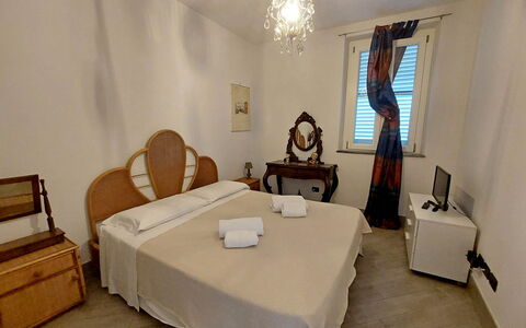 Appartamento Mare Azzurro: Meubilair, Gebouw, Comfort, Tafel, Hout, Interieur Ontwerp, Verlichting, Bed Frame, Decoratie, Verdieping