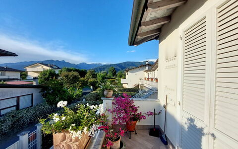 Appartamento Mare Azzurro: Fabriek, Lucht, Gebouw, Bloem, Bloempot, Venster, Kamerplant, Huis, Wolk, Schaduw