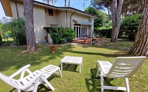 Casa La Pineta: Fabriek, Meubilair, Gebouw, Schaduw, Boom, Buitenmeubels, Vegetation, Lucht, Vrije Tijd, Landschap