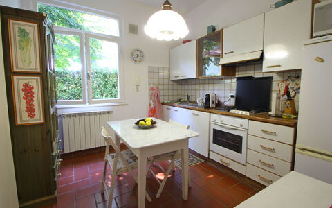 Casa La Pineta: Meubilair, Cabinetry, Venster, Tafel, Countertop, Keuken, Hout, Interieur Ontwerp, Lade