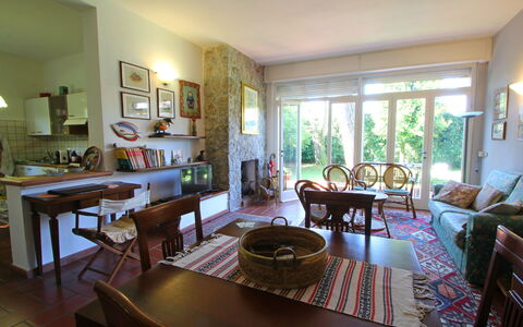 Casa La Pineta: Meubilair, Tafel, Eigendom, Bankstel, Fotolijst, Stoel, Hout, Interieur Ontwerp, Verdieping, Muur