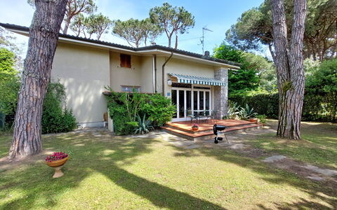 Casa La Pineta: Lucht, Fabriek, Eigendom, Gebouw, Boom, Land Lot, Huis, Schaduw, Verblijf, Venster