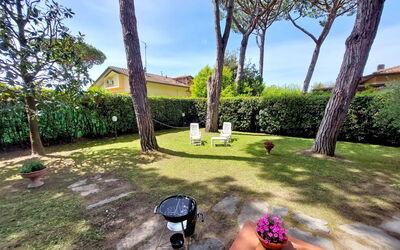 Casa La Pineta: Fabriek, Eigendom, Lucht, Bloempot, Plantkunde, Boom, Gebouw, Wolk, Gras, Arecales