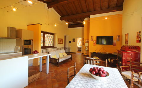 Casetta Verde: Tafel, Meubilair, Eigendom, Stoel, Interieur Ontwerp, Verdieping, Hout, Flooring, Woonkamer, Onroerend Goed