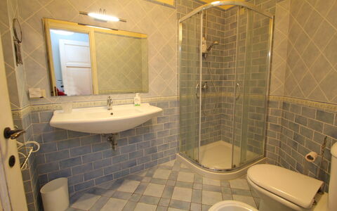 Casetta Verde: Bruin, Spiegel, Loodgieterswerkinrichting, Kraan, Wastafel, Eigendom, Gebouw, Wastafel In De Badkamer, Badkamer