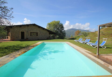 Casetta Verde: Water, Wolk, Lucht, Fabriek, Eigendom, Zwembad, Gebouw, Azure, Schaduw, Boom