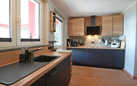 Villa Di Confine: Cabinetry, Wastafel, Gootsteen, Kraan, Countertop, Eigendom, Keuken, Venster, Hout, Interieur Ontwerp