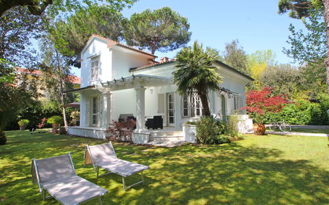 Villa Le Macchie: Fabriek, Lucht, Gebouw, Eigendom, Venster, Boom, Huis, Land Lot, Verblijf, Woongebied