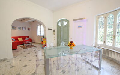 Villa Le Macchie: Meubilair, Gebouw, Venster, Stoel, Cabinetry, Deur, Interieur Ontwerp, Flooring, Verdieping