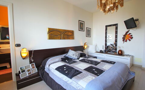 Panorama: Fotolijst, Eigendom, Meubilair, Comfort, Gebouw, Verlichting, Interieur Ontwerp, Bed Frame, Hout, Huis