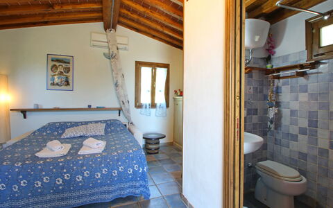 La Casetta: Eigendom, Meubilair, Gebouw, Verlichting, Architectuur, Wastafel, Loodgieterswerkinrichting, Verdieping, Badkamer, Hout