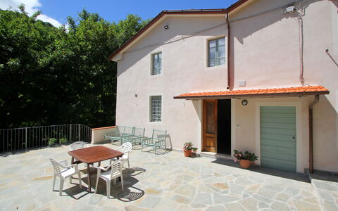 Apuane Retreat: Gebouw, Eigendom, Fabriek, Venster, Tafel, Schaduw, Lucht, Huis, Verblijf, Hout