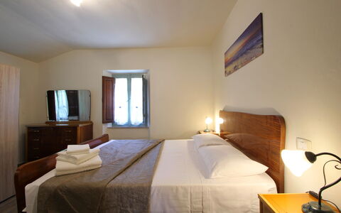 Apuane Retreat: Meubilair, Eigendom, Spiegel, Comfort, Licht, Gebouw, Verlichting, Textiel, Hout, Venster