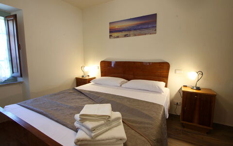 Apuane Retreat: Eigendom, Meubilair, Comfort, Venster, Hout, Schaduw, Interieur Ontwerp, Verlichting, Verdieping