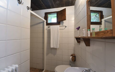 Villa Del Mulino: Spiegel, Wastafel, Eigendom, Loodgieterswerkinrichting, Kraan, Purper, Wastafel In De Badkamer, Badkamer, Interieur Ontwerp, Gebouw