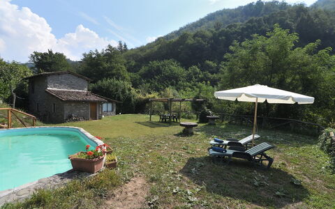 Casa Antelminelli: Fabriek, Water, Lucht, Wolk, Boom, Buitenmeubels, Schaduw, Berg, Gebouw, Natuurlijk Landschap