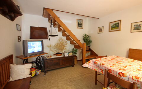 Casa Le Grotte: Meubilair, Tafel, Fotolijst, Hout, Architectuur, Kamerplant, Fabriek, Comfort, Verdieping, Gebouw