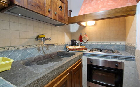 Casa Luigi: Countertop, Cabinetry, Eigendom, Kraan, Fornuis, Keuken, Toestel Van De Keuken, Hout, Gasfornuis, Loodgieterswerkinrichting