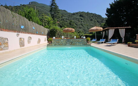 Casa Luigi: Water, Lucht, Fabriek, Eigendom, Zwembad, Azure, Natuur, Gebouw, Boom, Vrije Tijd