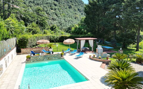 Casa Luigi: Water, Fabriek, Zwembad, Natuur, Azure, Lucht, Boom, Vrije Tijd, Buitenmeubels, Aqua