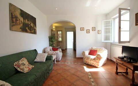 Casa Luigi: Meubilair, Fotolijst, Bankstel, Gebouw, Comfort, Interieur Ontwerp, Venster, Lamp, Woonkamer, Tafel