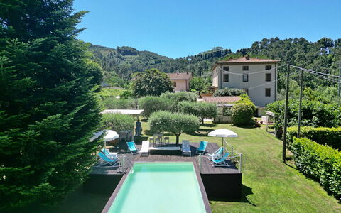 Villa L'antico Casale: Fabriek, Lucht, Eigendom, Gebouw, Water, Boom, Natuurlijk Landschap, Gras, Stedelijk Ontwerp, Biome