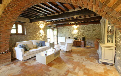 Villa L'antico Casale: Bankstel, Hout, Interieur Ontwerp, Verdieping, Woonkamer, Slaapbank, Fotolijst, Flooring, Gebouw, Onroerend Goed