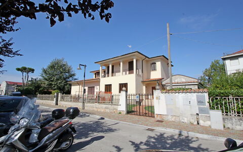 Appartamento Levante: Lucht, Gebouw, Eigendom, Fabriek, Wiel, Venster, Infrastructuur, Weg Oppervlak, Boom