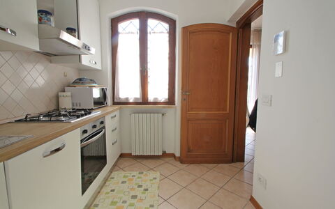 Appartamento Levante: Cabinetry, Meubilair, Countertop, Gebouw, Venster, Toestel Van De Keuken, Hout, Lade, Deur, Fornuis