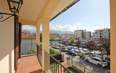 Appartamento Levante: Lucht, Gebouw, Fabriek, Wolk, Venster, Auto, Wiel, Schaduw, Stedelijk Ontwerp, Buurt