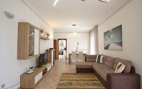 Appartamento Levante: Fotolijst, Eigendom, Meubilair, Bankstel, Verlichting, Interieur Ontwerp, Woonkamer, Verdieping, Hout, Flooring