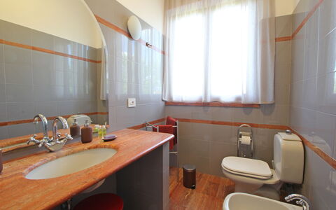 Appartamento Levante: Eigendom, Meubilair, Venster, Loodgieterswerkinrichting, Wastafel, Gebouw, Kraan, Interieur Ontwerp, Cabinetry, Hout