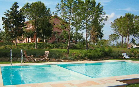 Maremma Retreat: Water, Fabriek, Eigendom, Lucht, Gebouw, Groen, Zwembad, Azure, Wolk, Boom