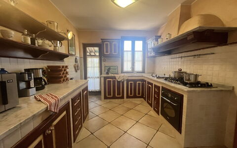 Maremma Retreat: Countertop, Cabinetry, Hout, Keuken, Interieur Ontwerp, Fornuis, Verlichting, Architectuur, Toestel Van De Keuken, Verdieping