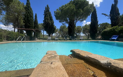 Maremma Retreat: Water, Lucht, Wolk, Zwembad, Boom, Azure, Fabriek, Rechthoek, Schaduw, Natuurlijk Landschap