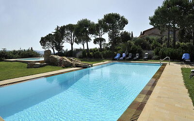 Maremma Retreat: Water, Lucht, Fabriek, Eigendom, Zwembad, Natuur, Azure, Rechthoek, Boom