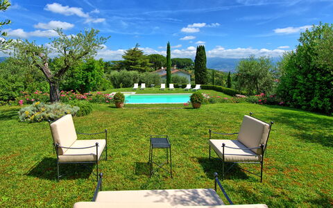 Villa Mami: Lucht, Fabriek, Wolk, Meubilair, Water, Eigendom, Groen, Boom, Natuurlijk Landschap, Buitenmeubels