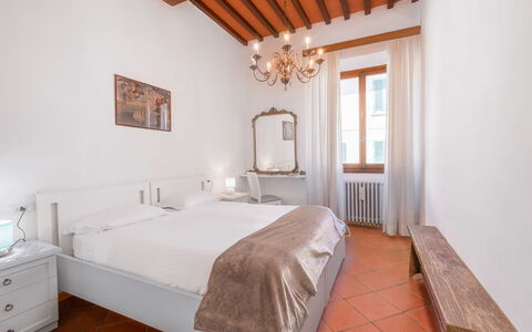 Cascine Apartment In Florence: Muur, Interieur Ontwerp, Slaapkamer, Bed, Plafond, Verdieping, Flooring, Laken, Kamer, Meubilair