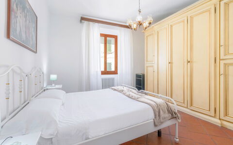 Cascine Apartment In Florence: Interieur Ontwerp, Slaapkamer, Bed, Meubilair, Hout, Kamer, Flooring, Laken, Verdieping, Plafond