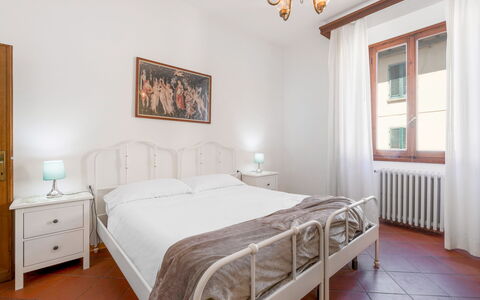 Cascine Apartment In Florence: Bed, Interieur Ontwerp, Slaapkamer, Meubilair, Laken, Bedding, Kamer, Plafond, Verdieping, Flooring