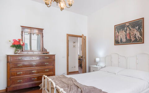 Cascine Apartment In Florence: Bed, Meubilair, Slaapkamer, Interieur Ontwerp, Bedding, Laken, Muur, Verdieping, Hout, Flooring