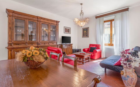 Cascine Apartment In Florence: Meubilair, Interieur Ontwerp, Flooring, Hout, Verdieping, Kamer, Plafond, Huis, Verlichting, Woonkamer