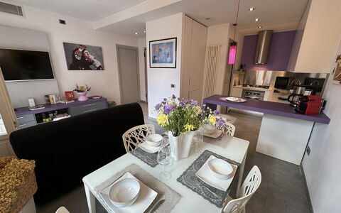 Galleria Degli Artisti: Tafel, Eigendom, Meubilair, Fabriek, Decoratie, Purper, Interieur Ontwerp, Fotolijst, Verdieping