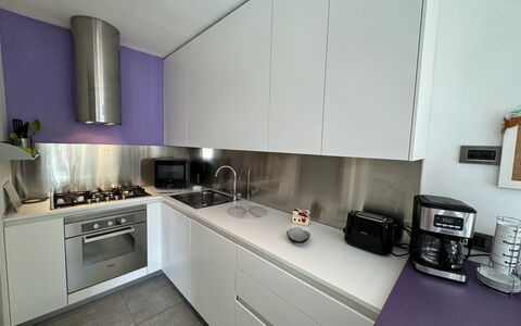 Galleria Degli Artisti: Countertop, Cabinetry, Fornuis, Keuken, Toestel Van De Keuken, Gasfornuis, Fornuis, Flooring, Huishoudapparatuur